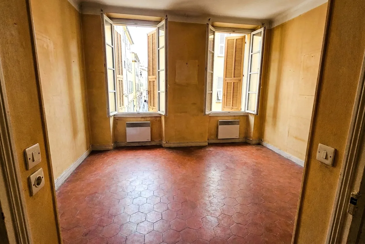 T2 au 5e étage sans ascenseur dans le Vieux-Nice, après le débarras